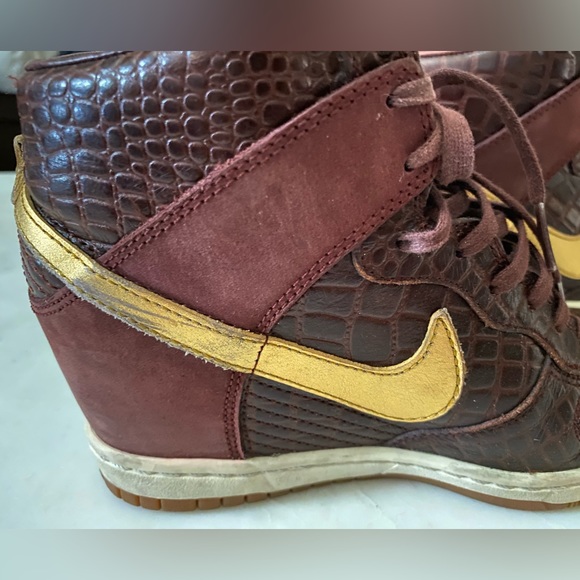 NIKE MILAN
WMNS DUNK SKY HI CITY FW QS 
METALLIC GOLD / CHOCOLATE 
US (7) /EU 38 - Picture 7 of 13